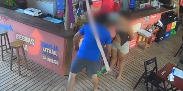 Garçonete no Litoral do Piauí denuncia cliente que a agrediu e cuspiu em seu rosto após discussão por conta não paga