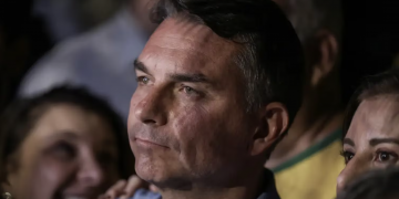 Campanha de Flávio Bolsonaro diz que senador já chegou aos EUA