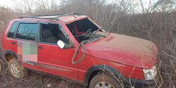 Ex-vereador e esposa são resgatados após carro capotar no interior do Piauí