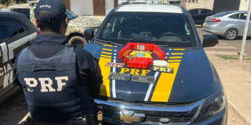 PRF e PM apreendem mais de 4kg de drogas escondidas debaixo de banco de passageiro de carro no Piauí