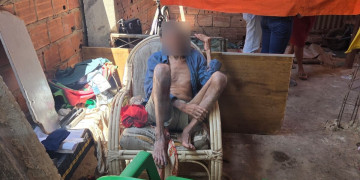 Idoso de 86 anos e crianças são resgatados em casa com condições insalubres em Timon; mulher é presa