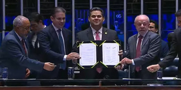Com presença de Lula, Congresso promulga PEC do fim da escala 6x1