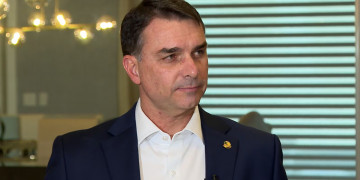 “Fica firme, moleque, a gente vai ganhar”, diz Bolsonaro a Flávio em visita na PF