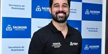 Pablo Souza está em Paris durante crise sobre redução da frota de ônibus em Salvador