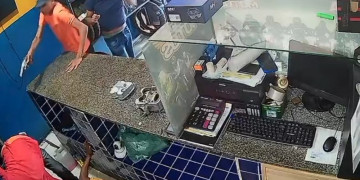 Criminosos armados fazem arrastão em loja no centro de Timon; vídeo mostra a ação