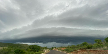 Inmet divulga novos alertas e chuvas intensas seguirão no Piauí nas próximas horas; previsão de ventos de até 100 km/h