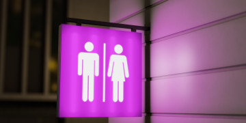 Sílvio Mendes sanciona lei que proíbe uso de banheiros femininos por mulheres trans em Teresina