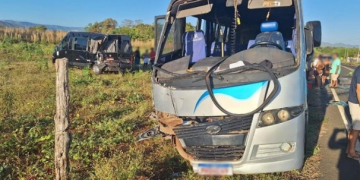 Micro-ônibus bate em van e deixa passageiros feridos no litoral do Piauí