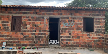 Homem é encontrado morto com corte no pescoço dentro de casa em Parnaíba; polícia investiga o caso