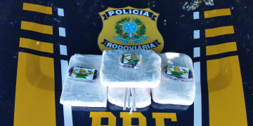 PRF apreende cocaína, haxixe e maconha escondidos nas bagagens de passageira no Piauí