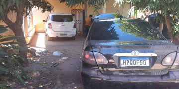PM apreende armas, motos e veículos roubados em desmanche clandestino; companheira de um dos envolvidos foi presa