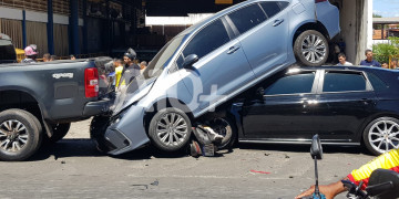Acidente envolvendo três carros e uma moto deixa feridos na Av. Valter Alencar, em Teresina