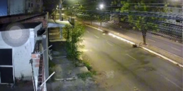 Vídeo mostra exato momento em que homem morreu após bater moto contra árvore em Teresina