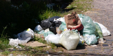 Mesmo sem paralisação dos trabalhadores o lixo se acumula nas ruas de Teresina. Seria uma sabotagem da Recicle/Aurora?