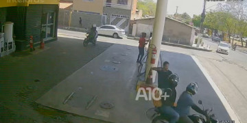 Assaltante rouba motociclista em posto de combustível na zona Sul de Teresina; VÍDEO