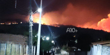 Incêndio de grandes proporções atinge área de vegetação e assusta moradores em Batalha, no Norte do Piauí