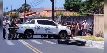 Com facão, homem ameaça policiais, provoca confusão e é morto após tentar atacar agentes no litoral do Piauí
