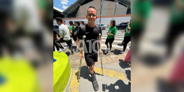 Mesmo com pé lesionado, estudante participa dos dois domingos de provas do Enem 2025 no Piauí