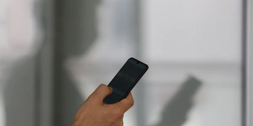 Polícia Civil do Rio de Janeiro cumpre mandados no Piauí contra rede de desbloqueio de celulares roubados; principal suspeito oferecia curso online