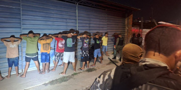Operação apreende armas, drogas e conduz mais de 10 pessoas na zona Norte de Teresina
