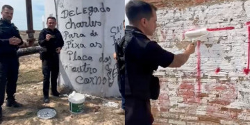 Pichações são apagadas pela polícia no litoral do Piauí; em umas delas, delegado Charles Pessoa é chamado de 