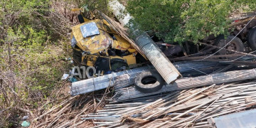 Motorista de caminhão morre após colisão com carro de passeio no Piauí; corpo da vítima ficou preso nas ferragens