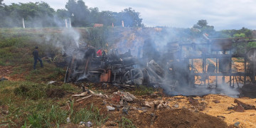 Grave acidente entre carreta e carro mata três pessoas e deixa outras feridas no Piauí; VÍDEO!