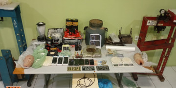 Polícia desarticula laboratório de drogas no Piauí; parte dos entorpecentes estava escondido em caixas e até em potes de suplementos