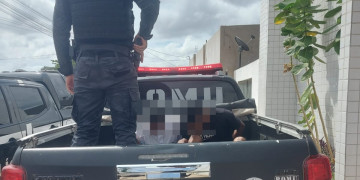 Dupla tenta fugir da polícia, se esconde em residência, mas é capturada com drogas, celulares e dinheiro em Timon; ambos com passagens