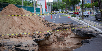 Cratera na Avenida Jóquei Clube, em Teresina, chega a 4 metros de profundidade; obra não tem prazo para terminar