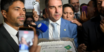 Disputas internas na direita desafiam plano de Flávio de ampliar base e reduzir rejeição