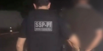 Condenado a mais de 10 anos por roubo se entrega e é preso dentro da SSP em Teresina