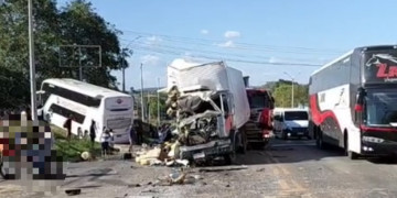 Acidente envolvendo ônibus, caminhão e carreta deixa feridos no Piauí