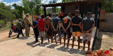 Envolvidos na execução de homem em José de Freitas são presos pela polícia; armas, fardamentos e drogas são apreendidos