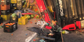 Caminhão carregado de frutas tomba e deixa feridos em Timon; uma das vítimas ficou presa nas ferragens