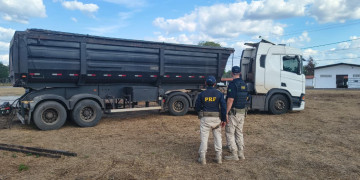 PRF apreende entorpecentes escondidos em carga de milho em Teresina