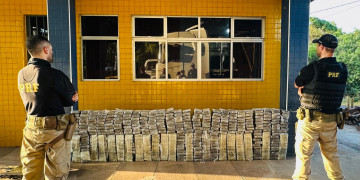 PRF apreende entorpecentes escondidos em carga de milho em Teresina