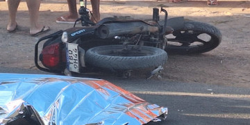 Motociclista cai na pista e morre após ser atropelado por ônibus no litoral do Piauí