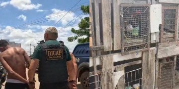 Polícia prende dois foragidos, fecha rinha de galo e apreende aves em Timon