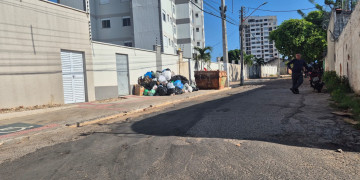 Com uma semana sem coleta, lixo se acumula nas calçadas de casas e condomínios em Teresina à espera de novas empresas