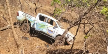Caminhonete com policiais que escoltavam urnas eletrônicas tomba em barranco no Piauí; PM é hospitalizado