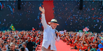 Em virada histórica, Lula derrota Flávio Bolsonaro e é reeleito presidente do Brasil