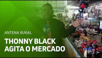 Thonny Black anima visitantes e permissionários no Mercado do Dirceu