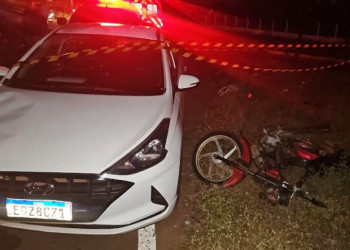 Colisão entre carro e moto deixa mulher morta no Piauí; vítima foi arremessada de veículo