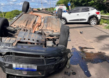 Carro capota na Ponte Wall Ferraz, em Teresina, após colisão com outro veículo