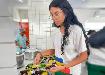Tempo integral garante mais aprendizado e três refeições saudáveis por dia nas escolas estaduais