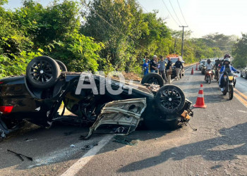 Jovem morre após colidir carro contra moto e bater em poste na BR-343, em Teresina