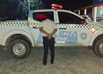 Homem é preso após ser flagrado dirigindo embriagado e desacatar policiais no interior do Piauí