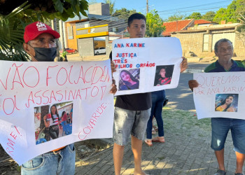 Familiares de mulher morta no Centro de Teresina protestam em frente ao DHPP e pedem justiça