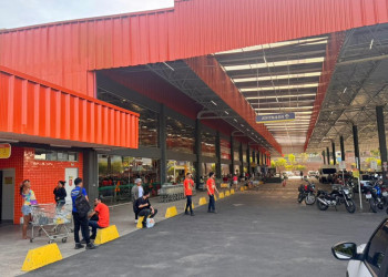 Criminoso armado invade área restrita e rouba dinheiro de supermercado na zona Norte de Teresina